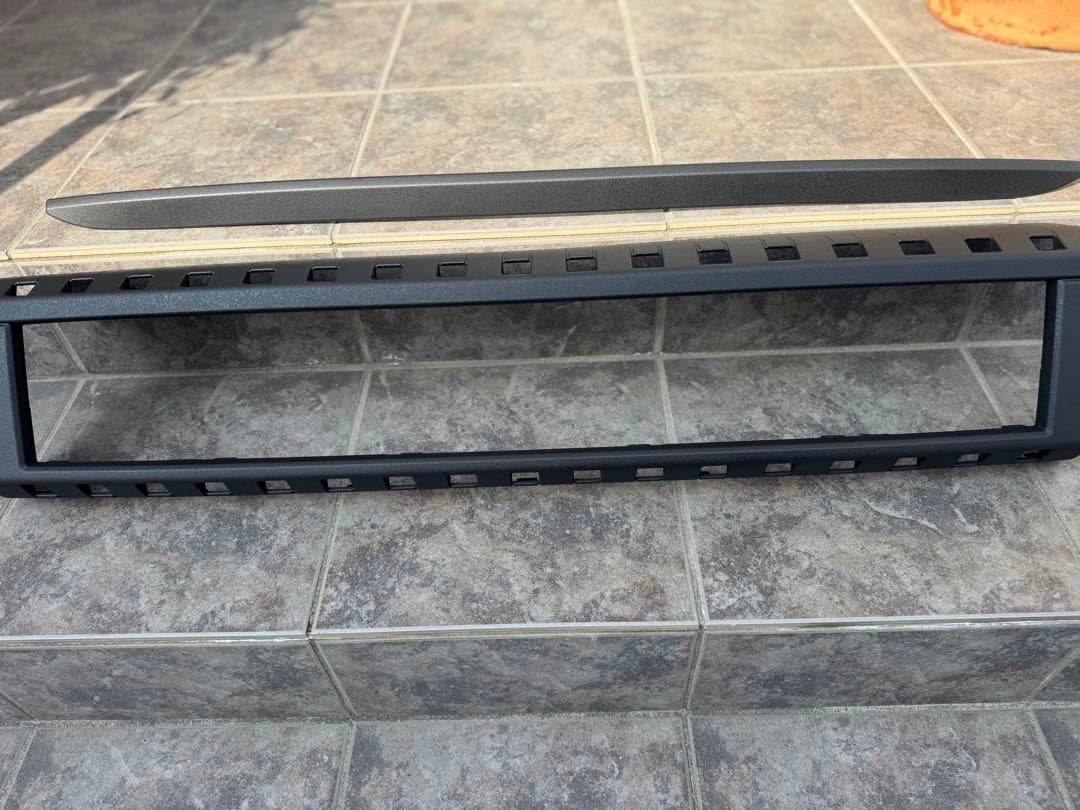 ランドクルーザー　250 グリル　エンブレム　モール　ラプターライナー塗装