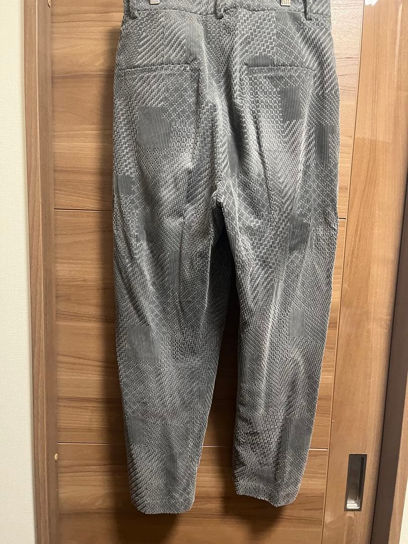 グレー系パターン入りワイドパンツ
