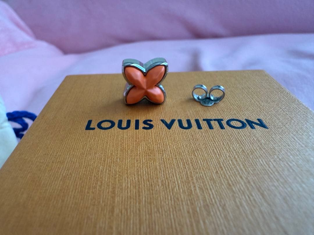 ルイヴィトン ピアス LV ビーズ 2つセット(黄色の丸のついた2つです)
