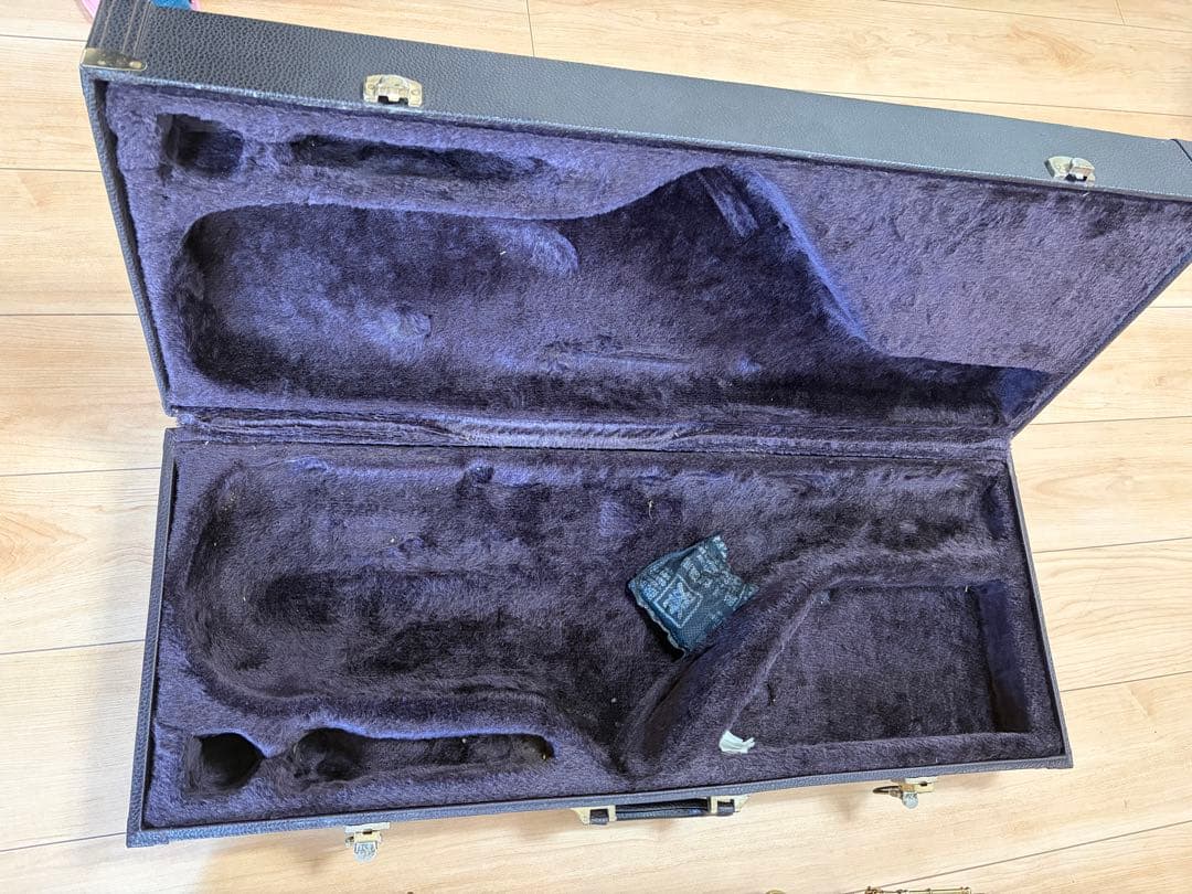 サックス HTN-86彫刻入り　ゴールド　ケース付