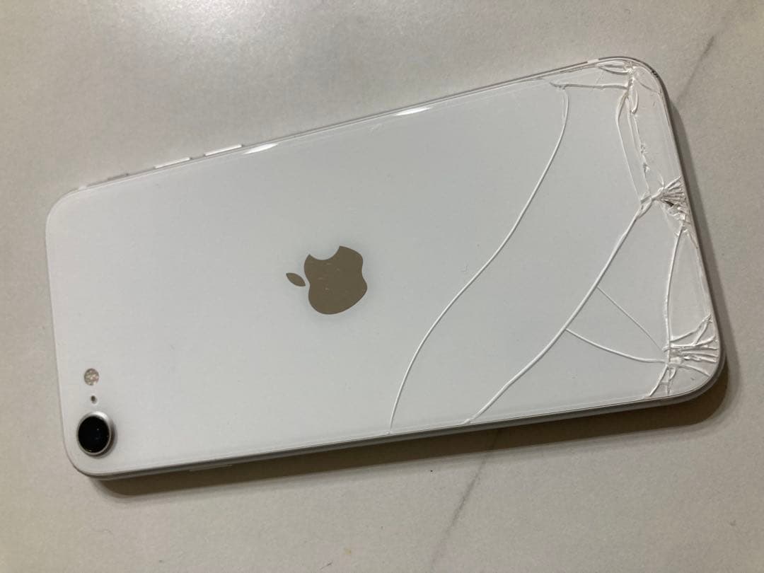 iPhone SE第2世代　ジャンク品　本体　携帯　ホワイト白