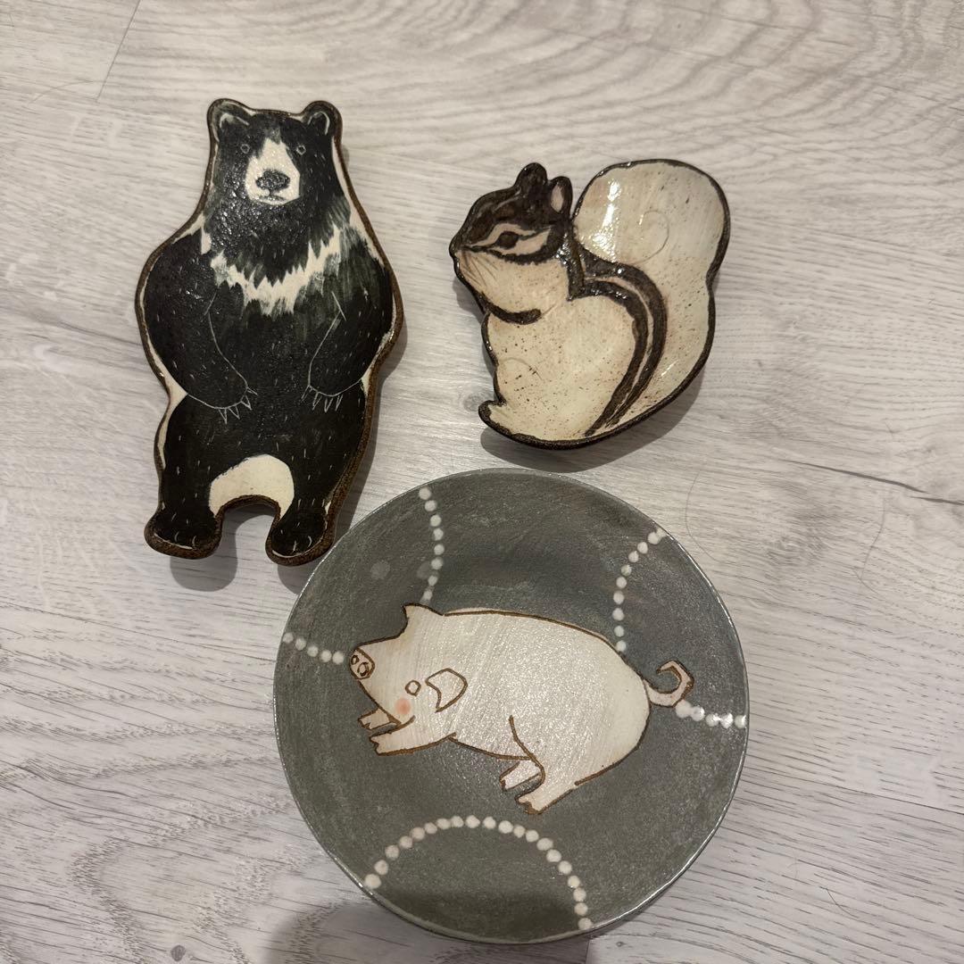 矢板さんのクマとリスの形状の陶器製プレート