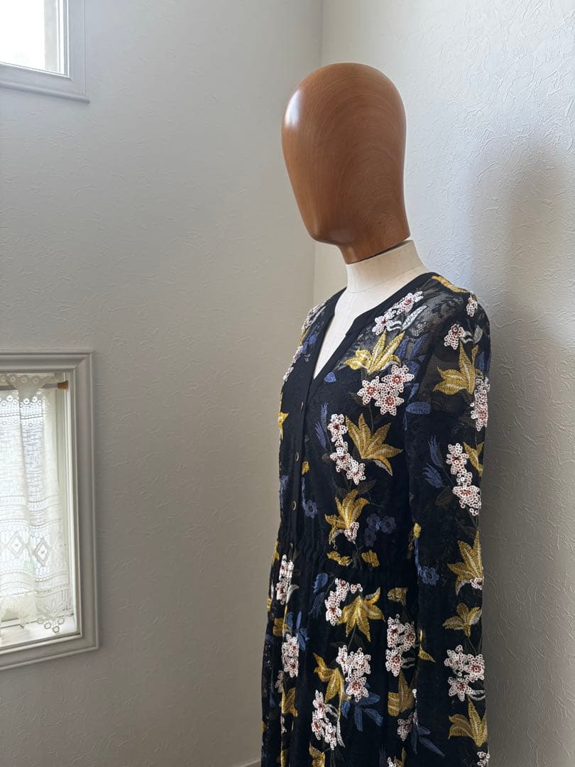 グレースコンチネンタル　フラワーライン刺繍ワンピース　ブラック　36