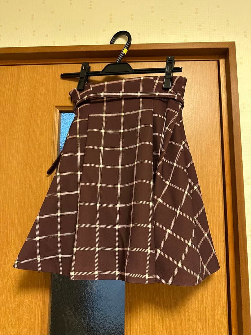 ‪Riu Windowpane tuck short skirt