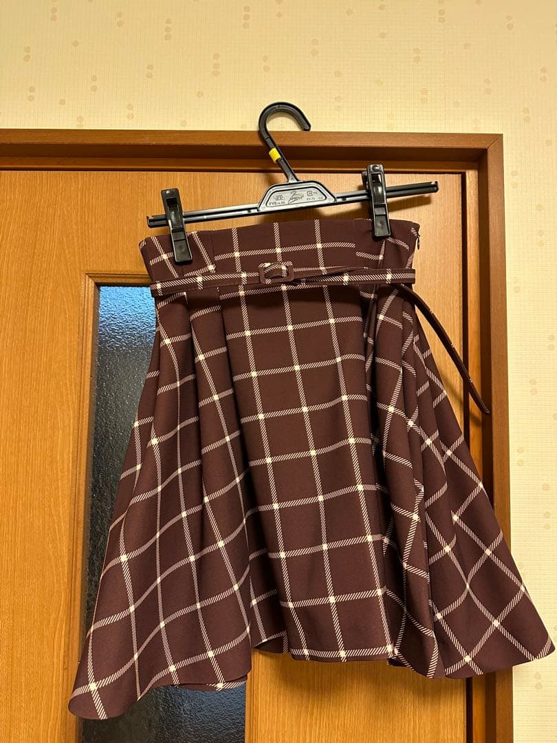 ‪Riu Windowpane tuck short skirt