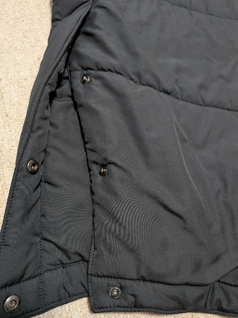 【美品】UNDER ARMOUR 刺繍ロゴ　フード付きロングベンチコート黒　XL