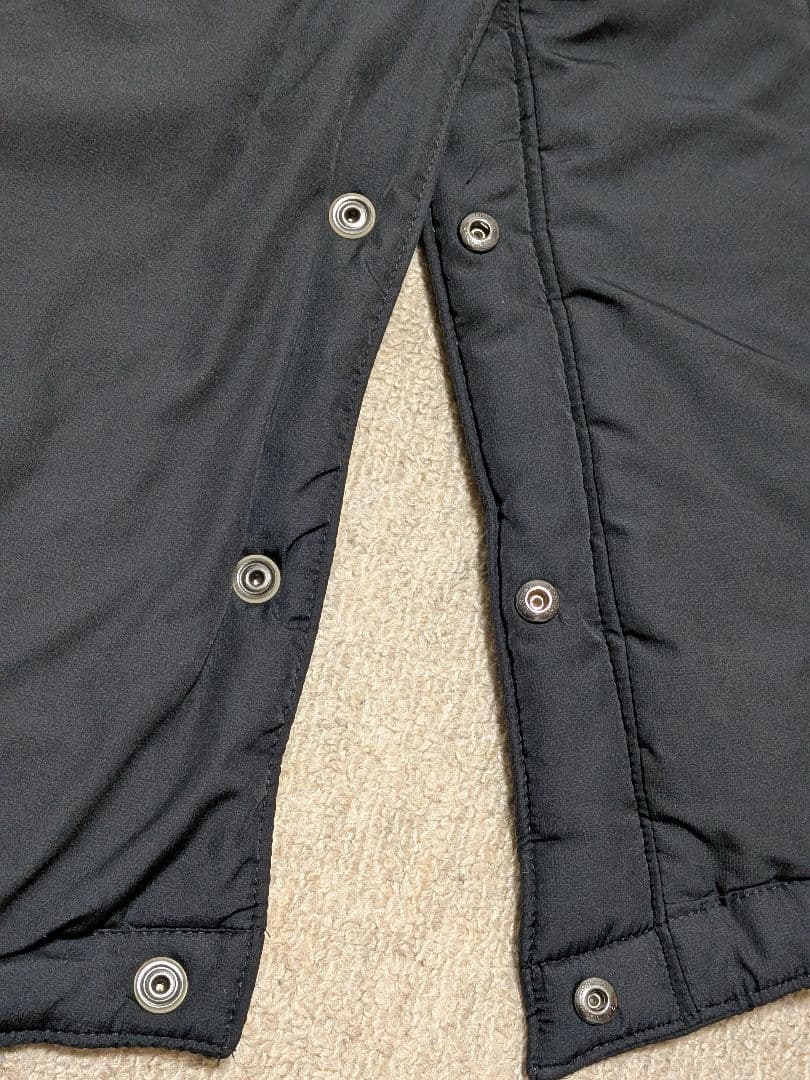 【美品】UNDER ARMOUR 刺繍ロゴ　フード付きロングベンチコート黒　XL