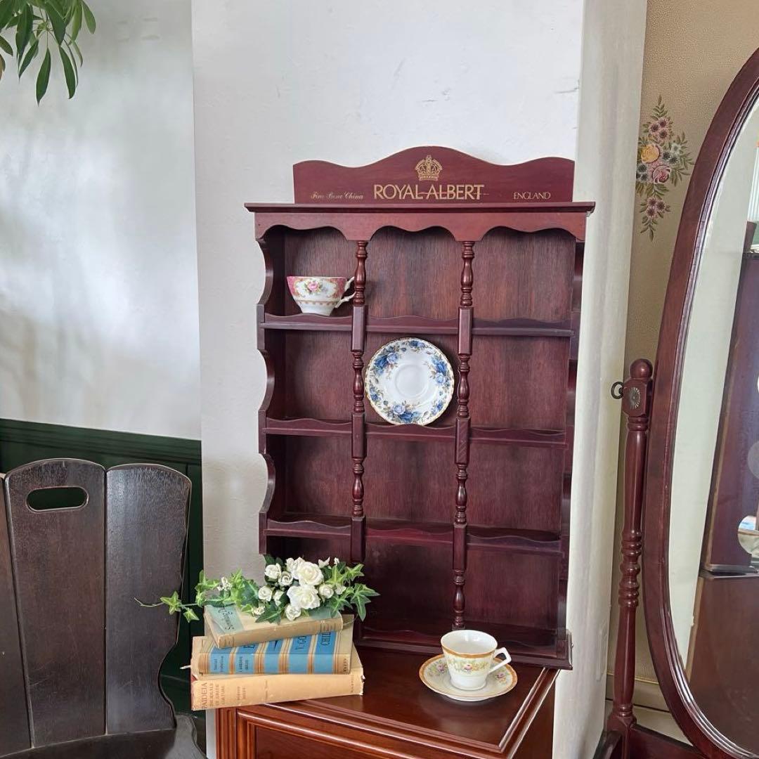 k341r120 英国 ロイヤルアルバート 12ヶ月のカップを飾るカップボード