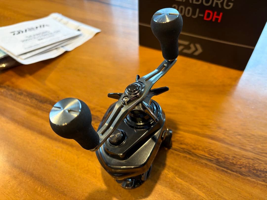 ① 【お値下げ中】Daiwa ダイワ SEABORG 200J-DH 電動リール
