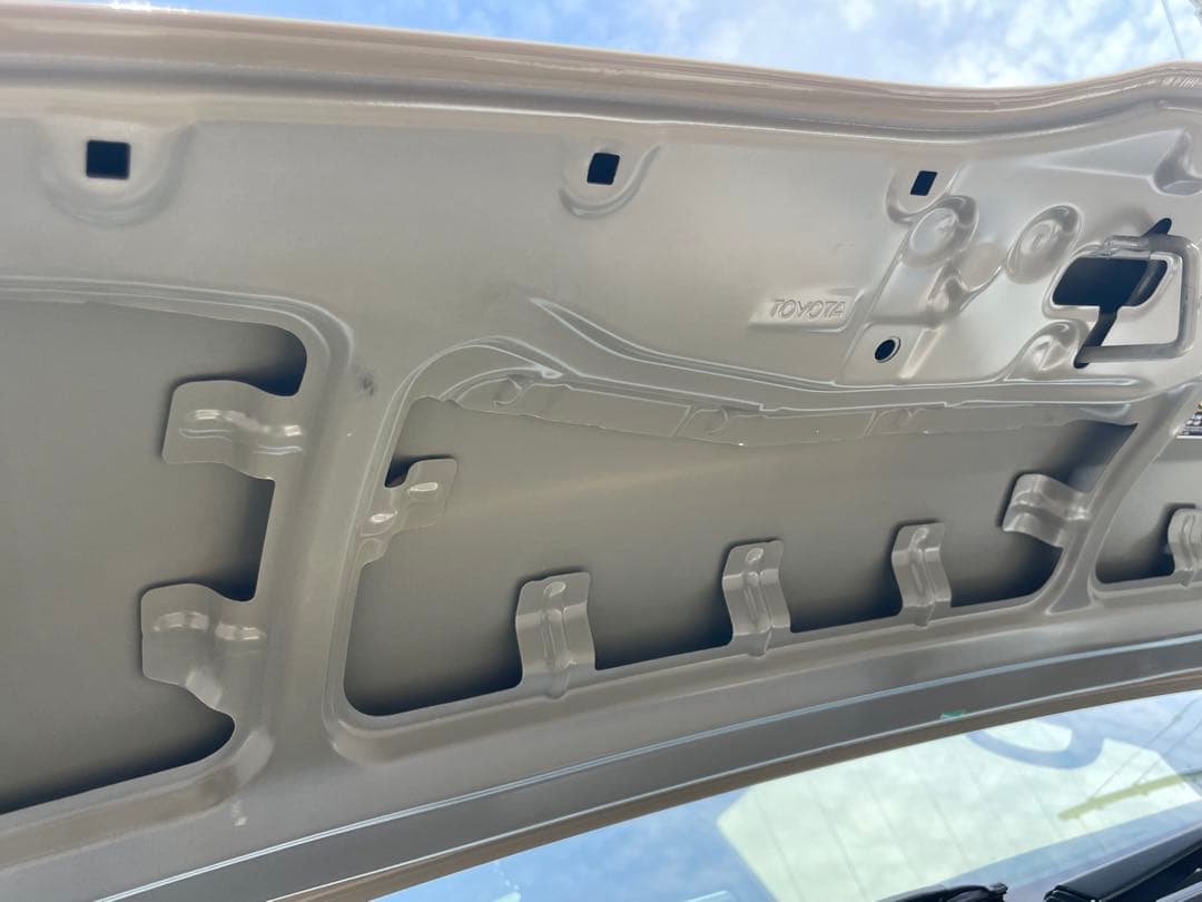 TOYOTA ハイエース　200系　純正ボンネット　ベージュ　純正色　ピンスト風