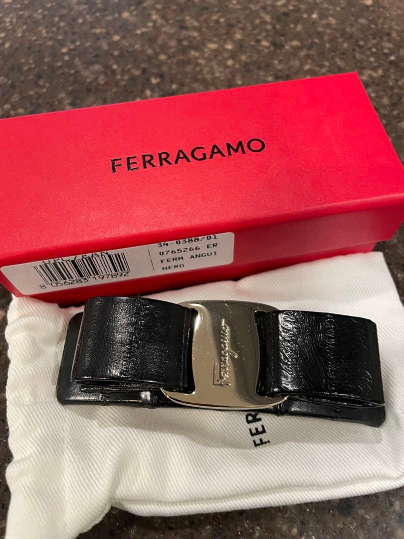 フェラガモ　バレッタ　ヴァラリボン