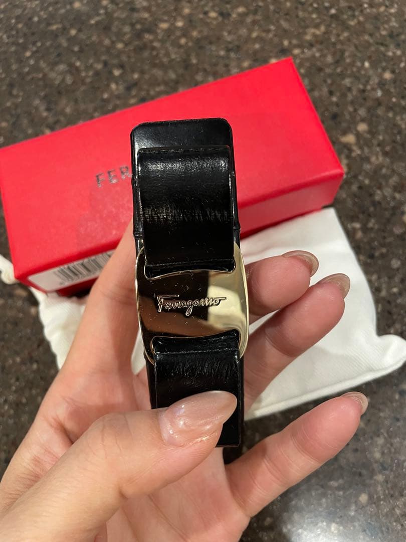 フェラガモ　バレッタ　ヴァラリボン