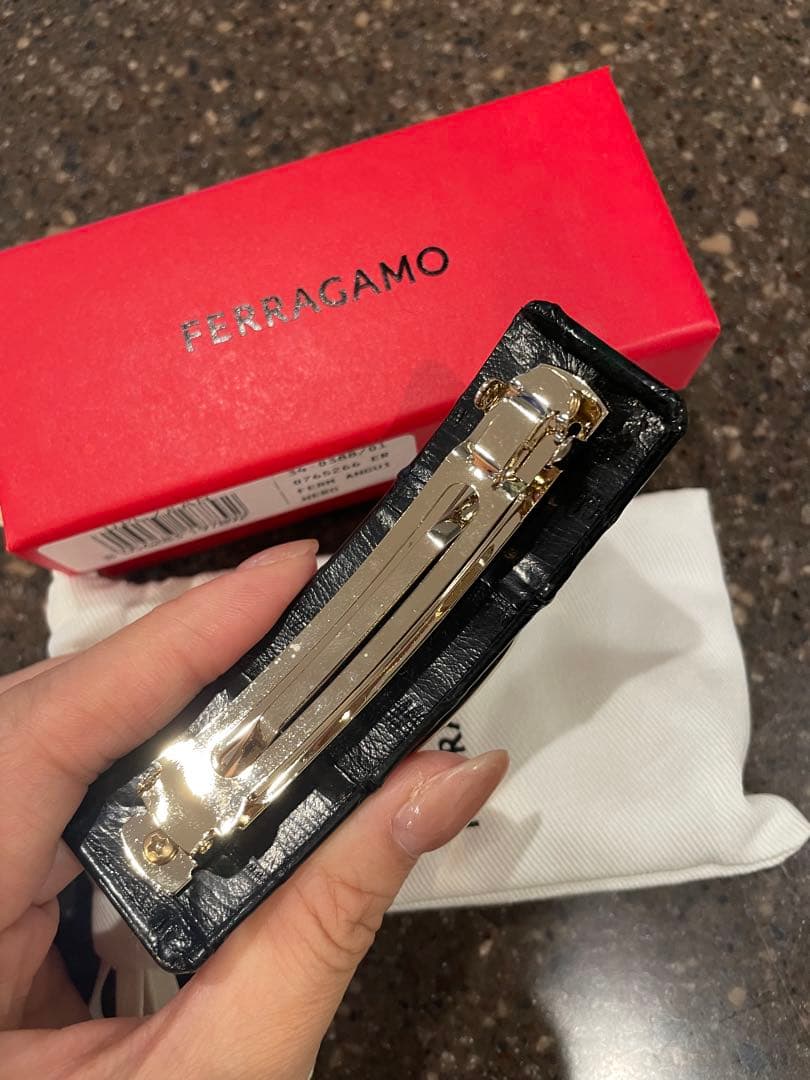 フェラガモ　バレッタ　ヴァラリボン