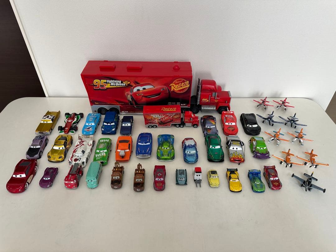 Disney カーズ　トレーラーとミニカーセット