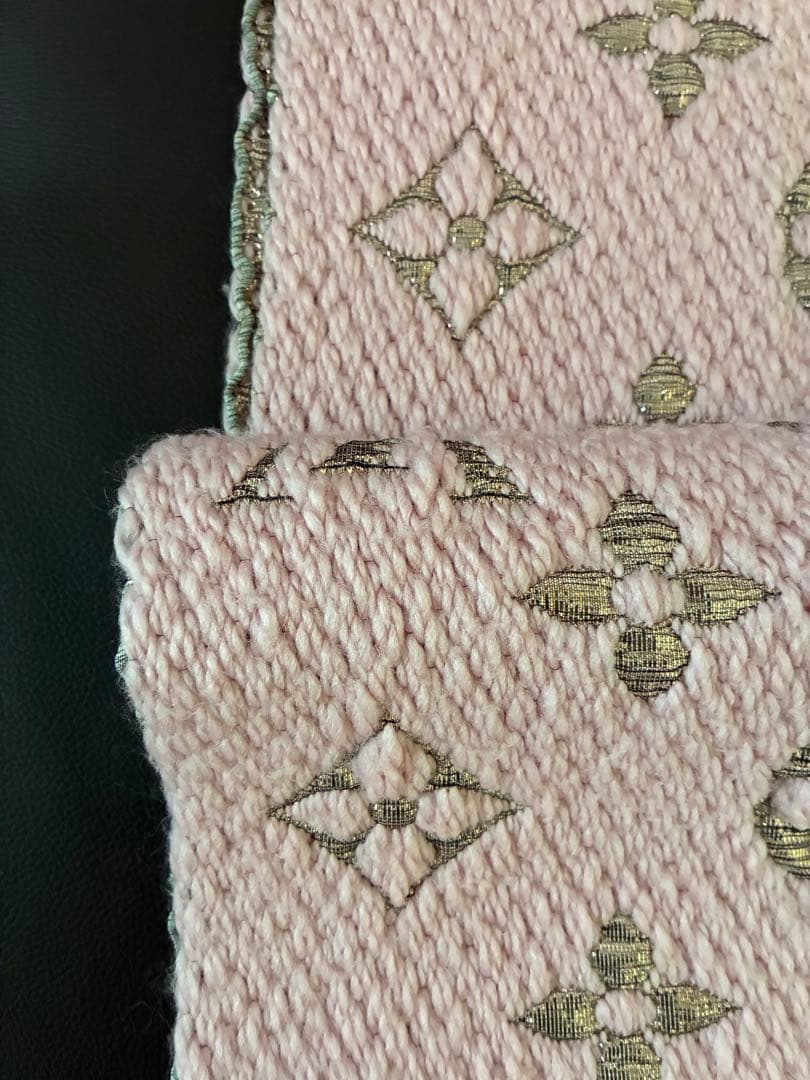 LOUIS VUITTONピンク ロゴ刺繍 マフラー