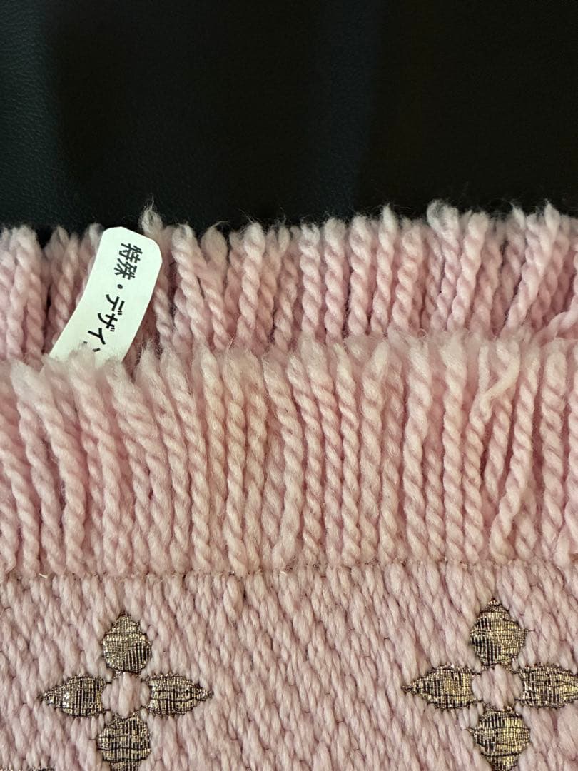 LOUIS VUITTONピンク ロゴ刺繍 マフラー