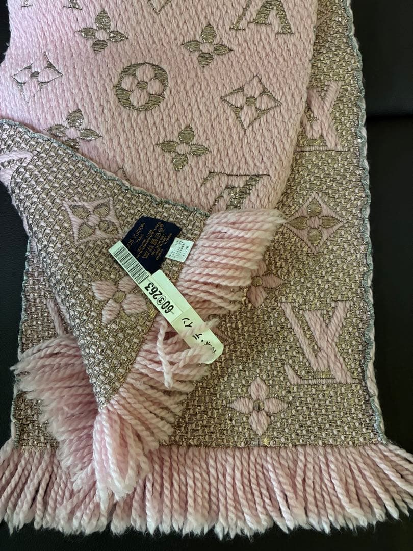 LOUIS VUITTONピンク ロゴ刺繍 マフラー