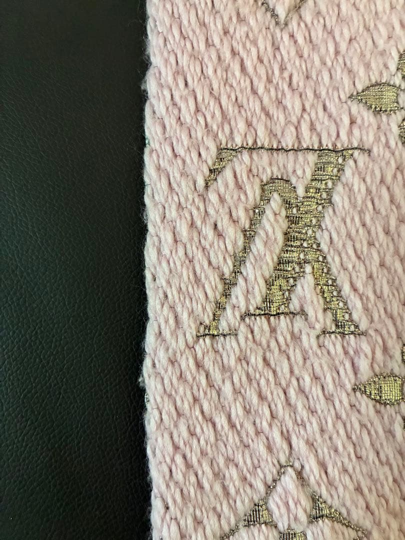 LOUIS VUITTONピンク ロゴ刺繍 マフラー