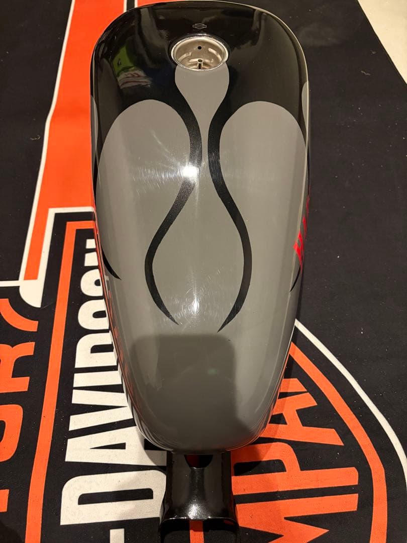 HARLEY-DAVIDSON タンク グレー フレイムデザイン　スポーツスター