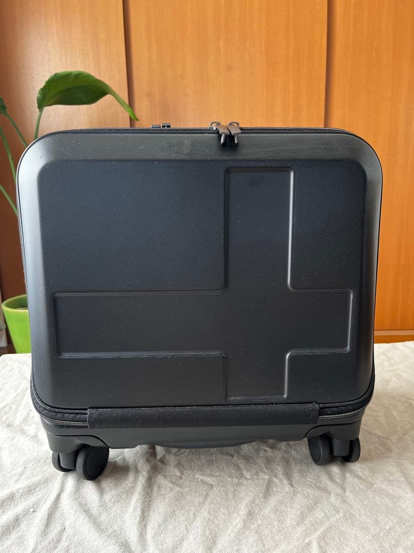 Innovator ブラック スーツケース　33L
