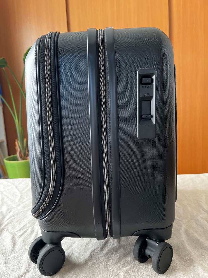 Innovator ブラック スーツケース　33L