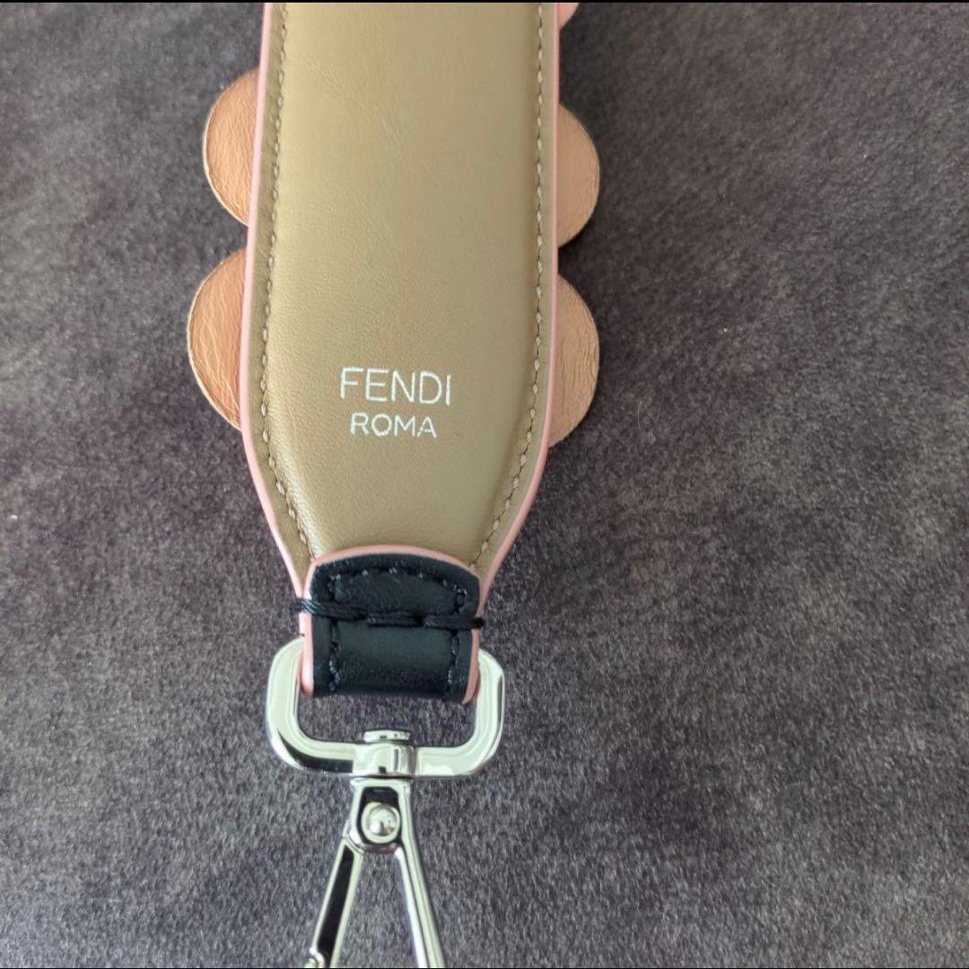 FENDI フラワーモチーフ ショルダーストラップ