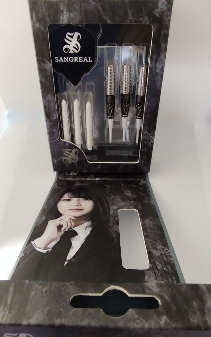 チ*ー様 サングリアル!坂口優希恵!極美品!新品同品!付録未開封!ダーツセット