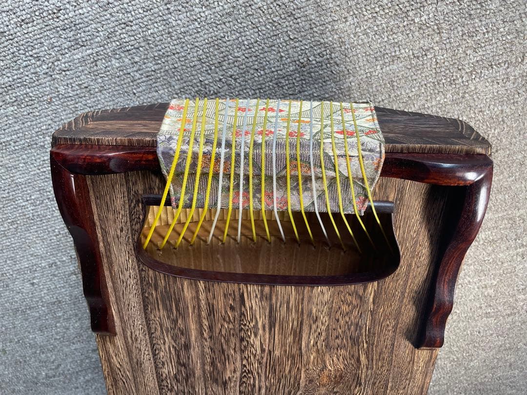 十七絃筝 紅木巻き、専用ケース付き，十七弦柱（大），十七絃猫足，ハンドル