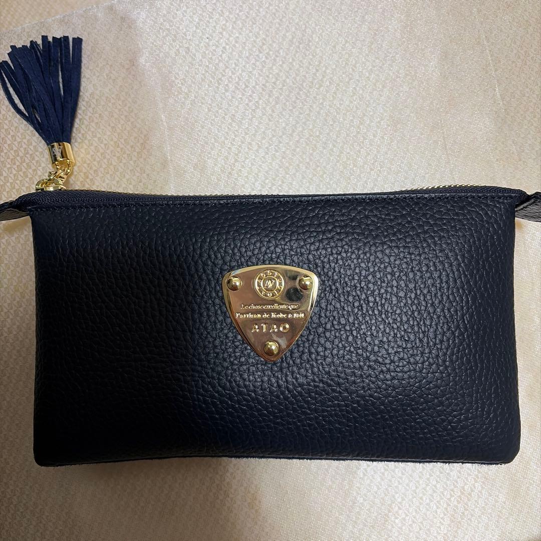 アタオ　オフィスブーブーネイビー レザー スマホショルダーバッグ タッセル付き