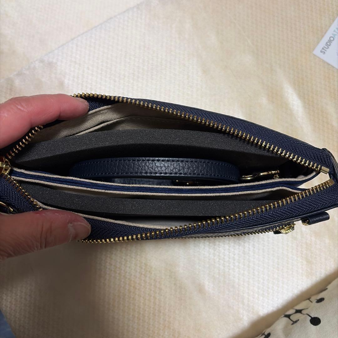 アタオ　オフィスブーブーネイビー レザー スマホショルダーバッグ タッセル付き