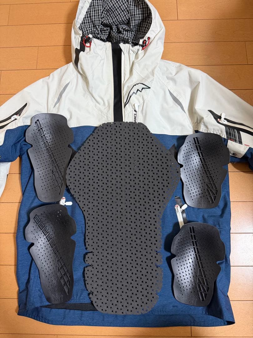 クシタニK-2381 アメニタジャケット サイズ：L、色はネイビーです。