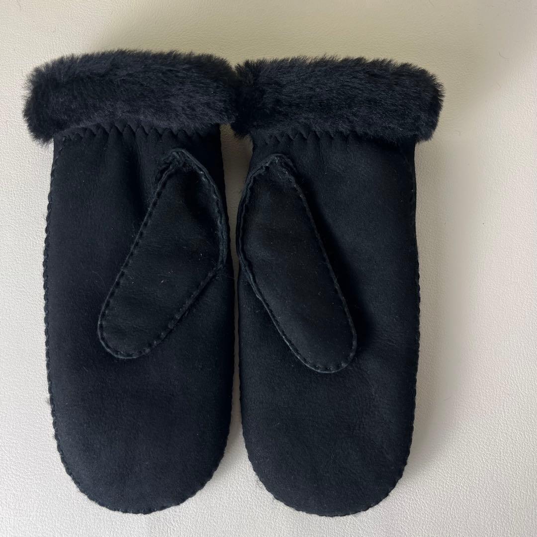 美品　UGG 手袋　ブラック シープスキン　エンブロイダーミトン　羊革　ファー