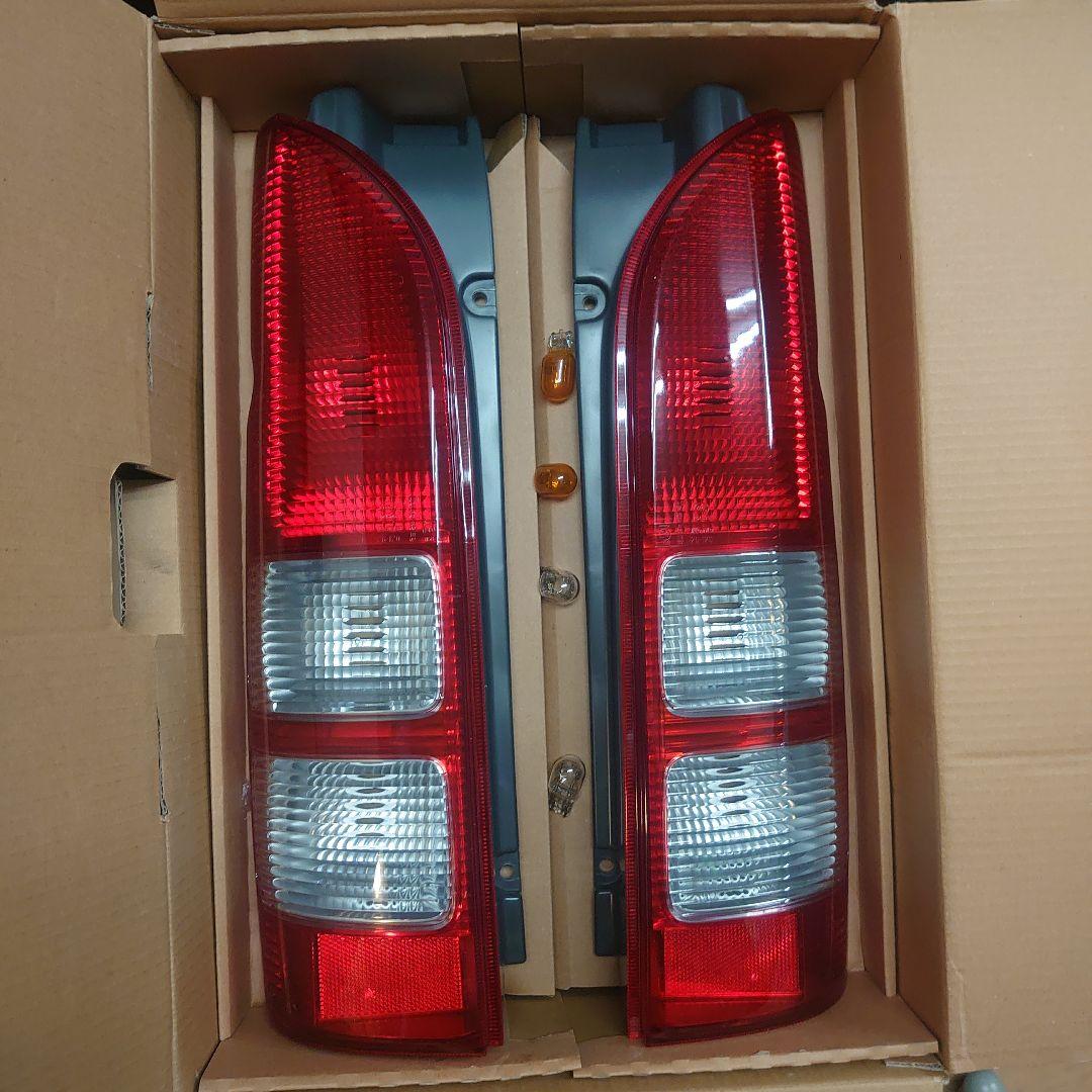 ハイエース 200 テールランプセット 赤/クリア ウィンカー付き