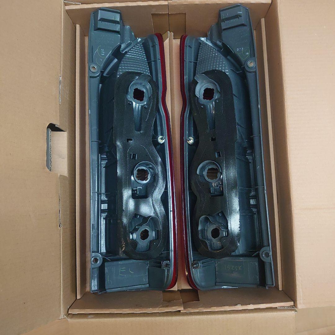 ハイエース 200 テールランプセット 赤/クリア ウィンカー付き