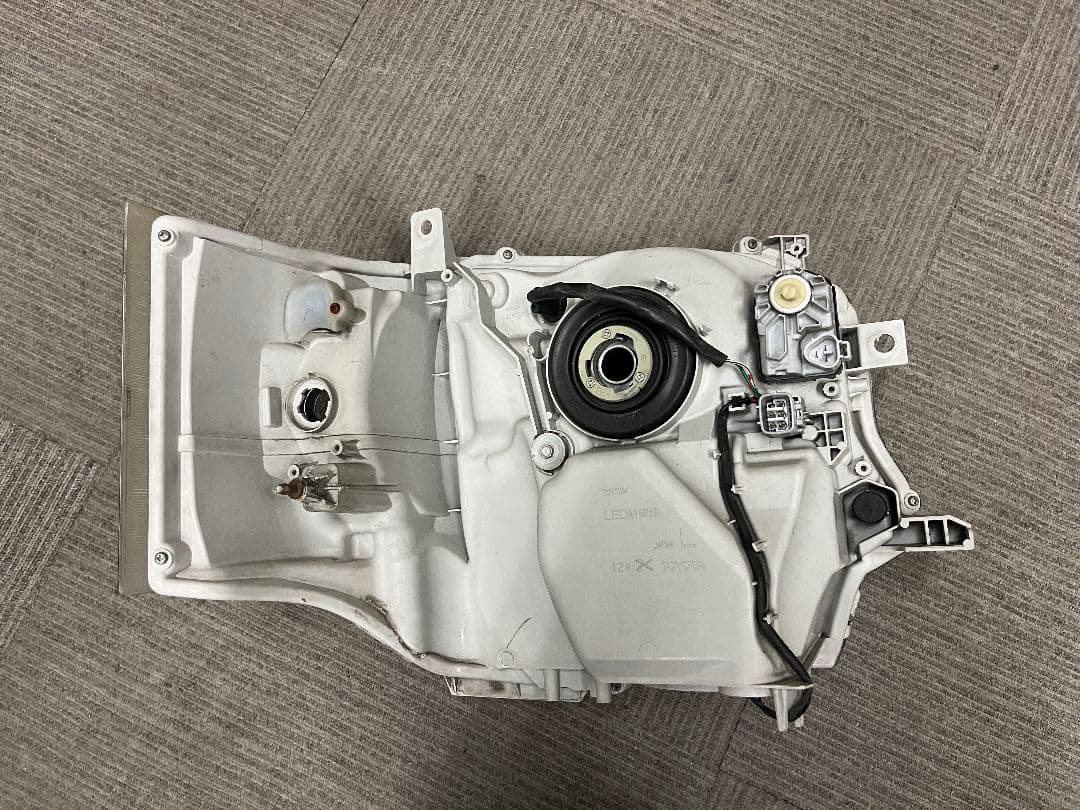 トヨタ車名：ハイエース　左ヘッドランプユニット