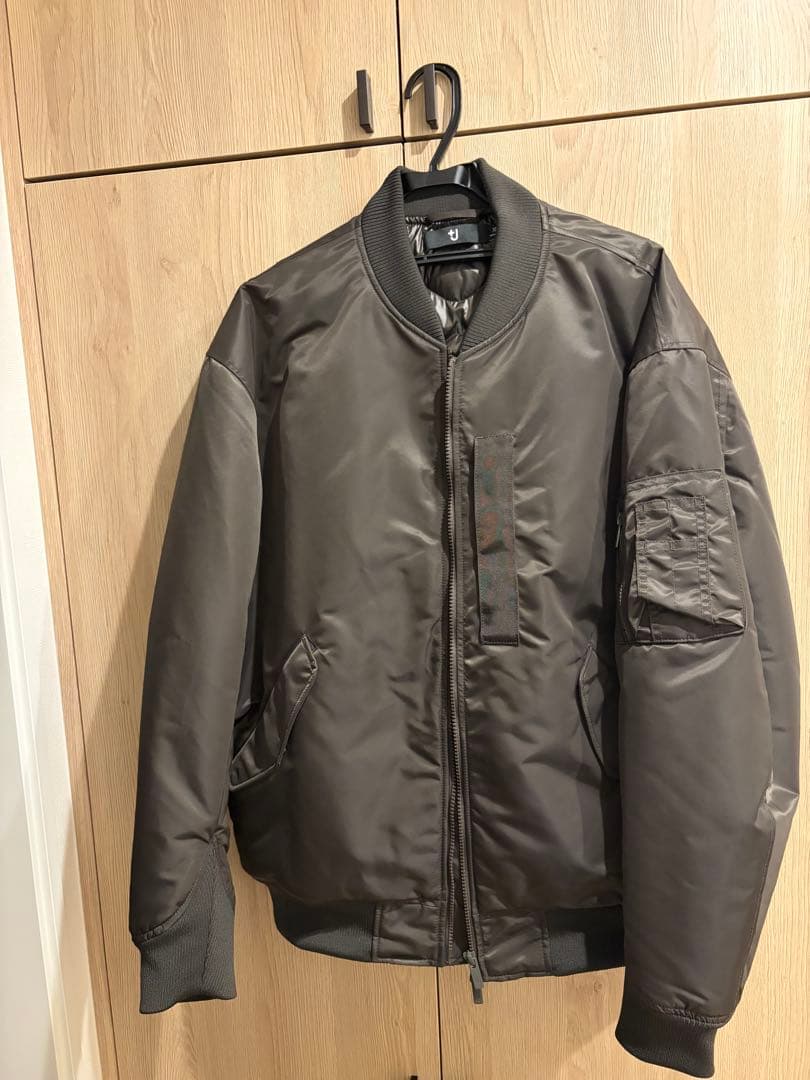 ユニクロ　ハイブリッドダウンオーバーサイズ　MA-1