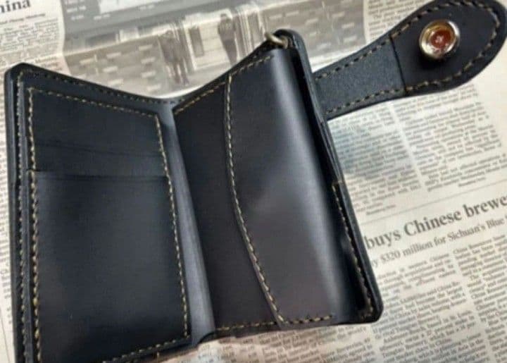 女神様➕️黒糸　今❣️売れてる折財布‼️ 黒本革wallet 栃木レザー