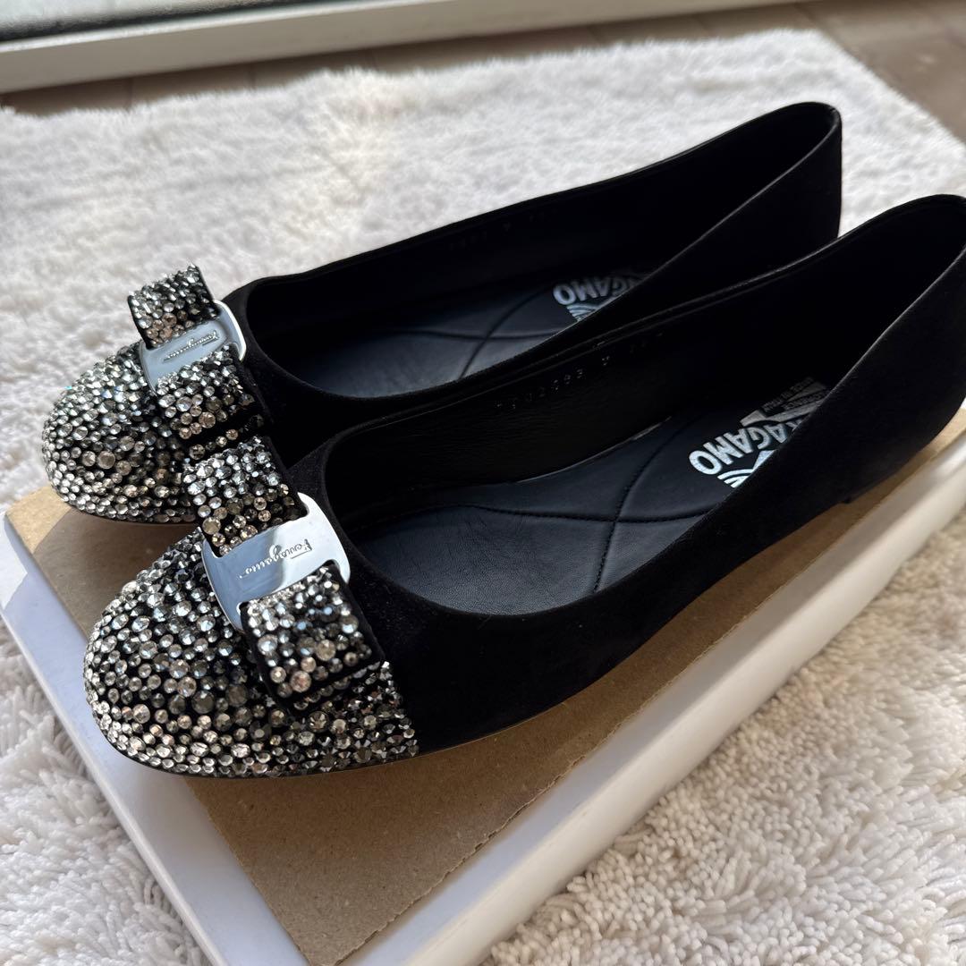 美品フェラガモVARINA ヴァラ リボンラインストーン　バレエシューズ　8.5