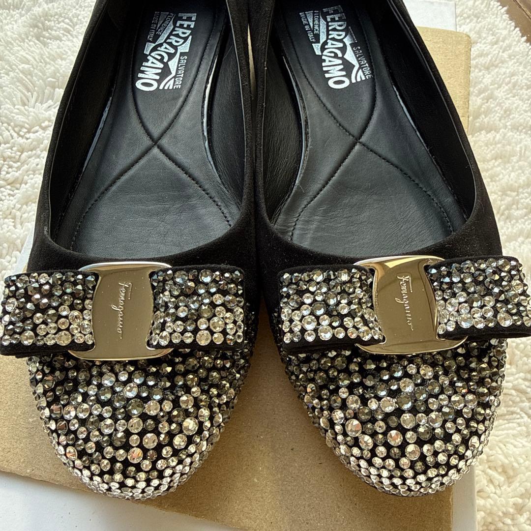 美品フェラガモVARINA ヴァラ リボンラインストーン　バレエシューズ　8.5