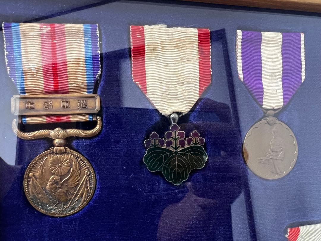 軍事メダルと勲章の額装コレクション