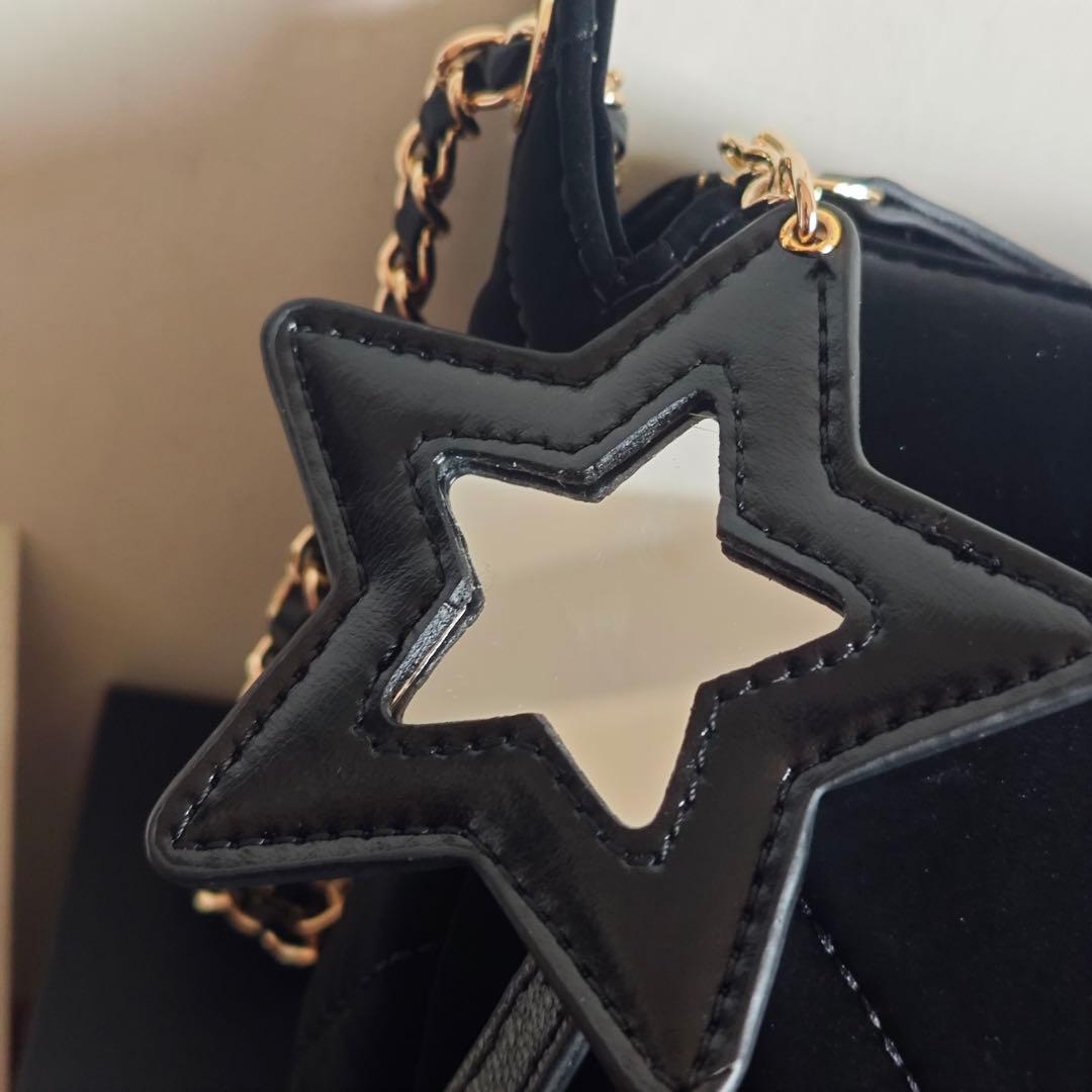 ブラックのキルティングデザイン、星型チャーム付きのショルダーバッグ