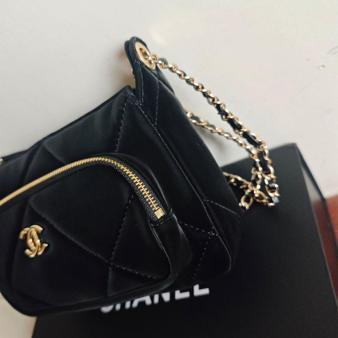 ブラックのキルティングデザイン、星型チャーム付きのショルダーバッグ