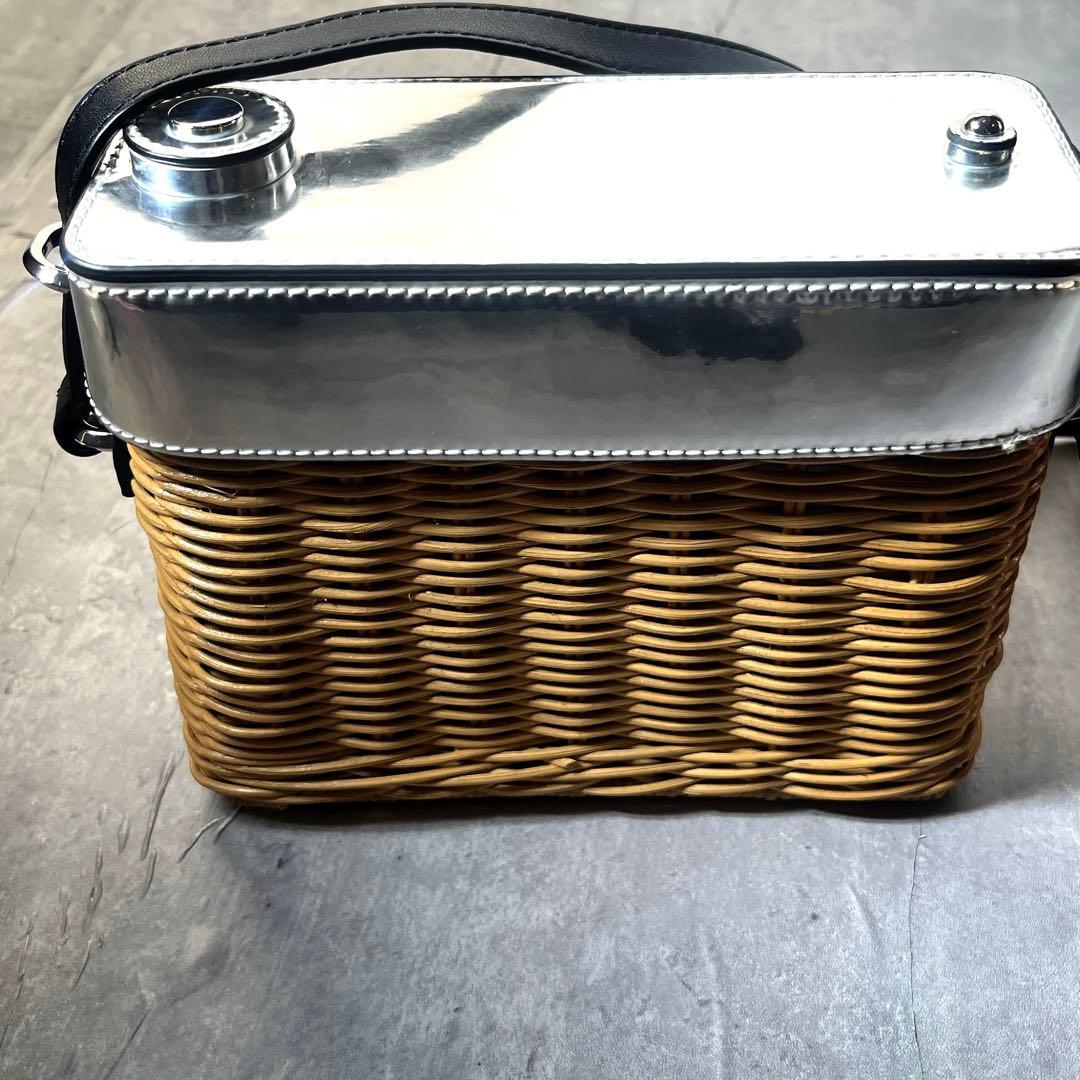 未使用 完売品　ケイトスペード カゴバック カメラ ショルダーバッグ　シルバー