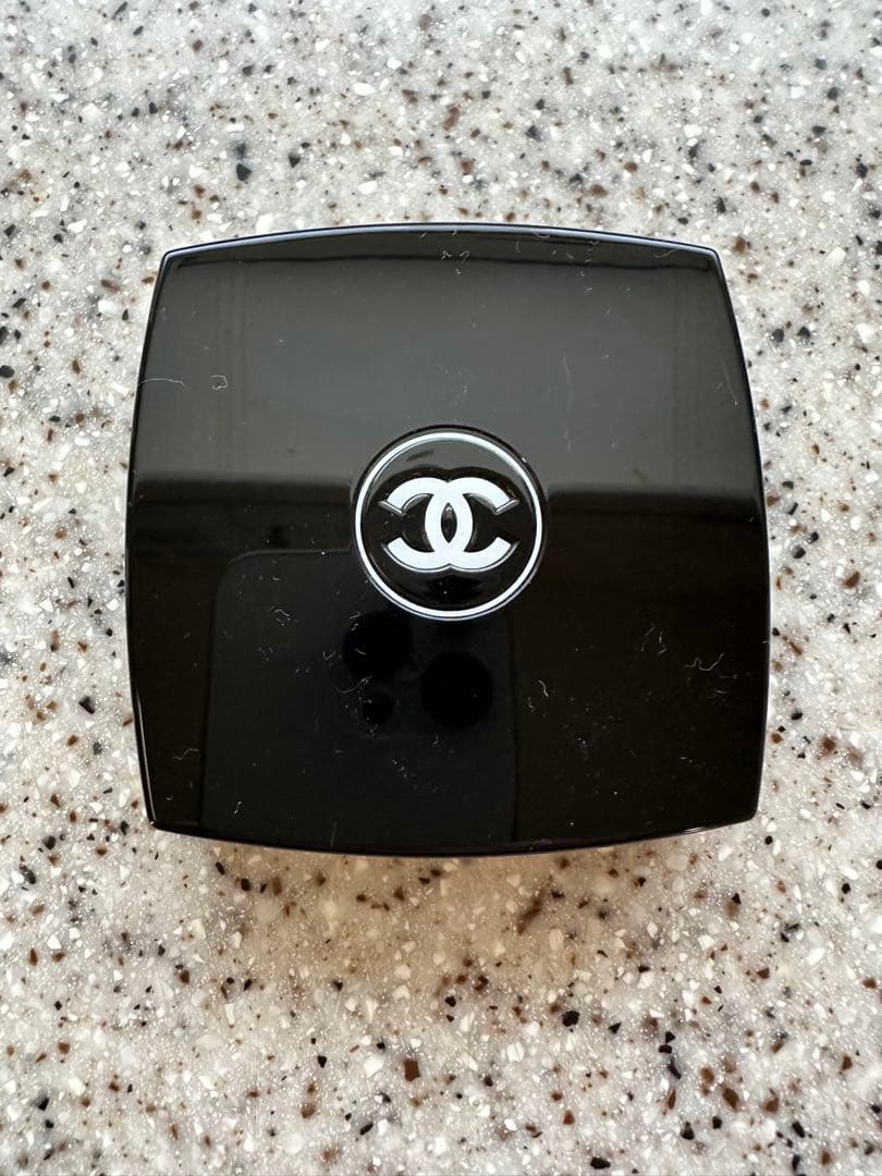 【新品未使用】シャネル レキャトルオンブル ブトン 219 ブトンクチュール