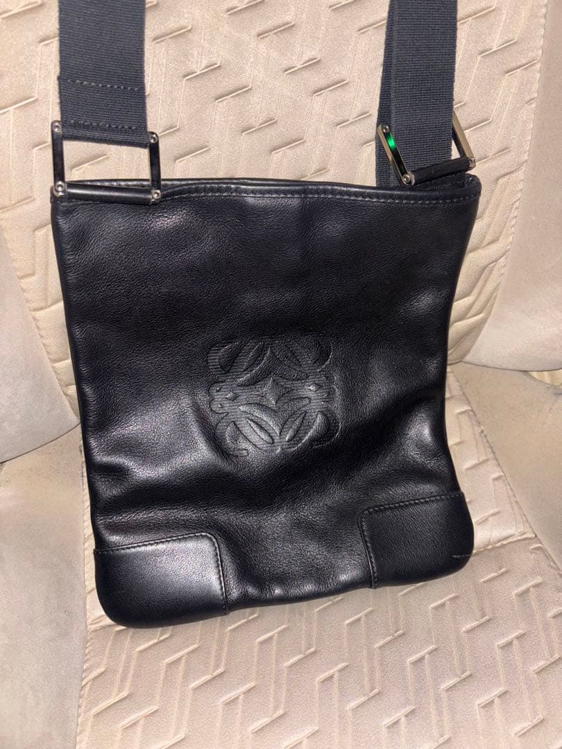 LOEWE ロエべ黒 レザー ショルダーバッグ エンボスロゴ 美品