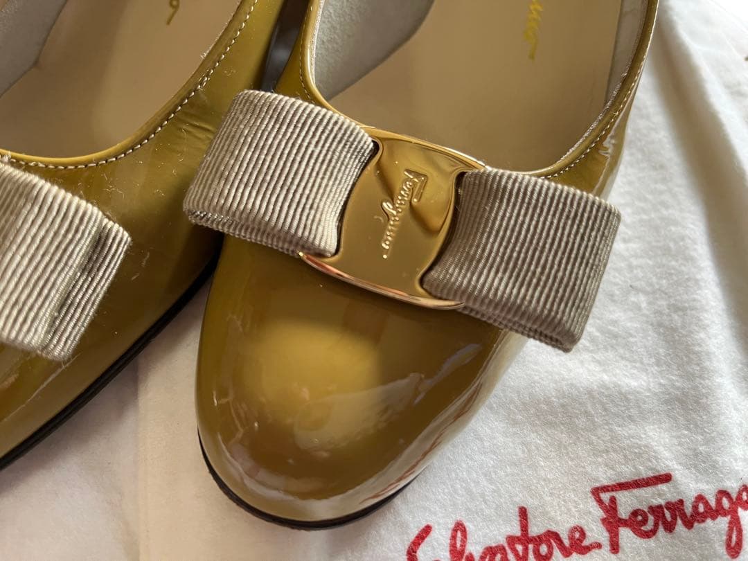 【フェラガモ】VARA 23.5cm 若草色