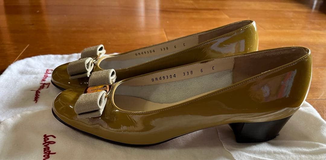 【フェラガモ】VARA 23.5cm 若草色