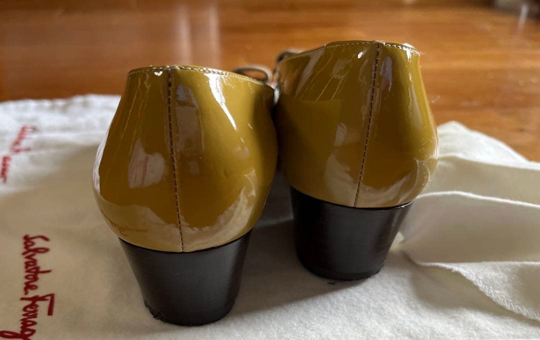 【フェラガモ】VARA 23.5cm 若草色