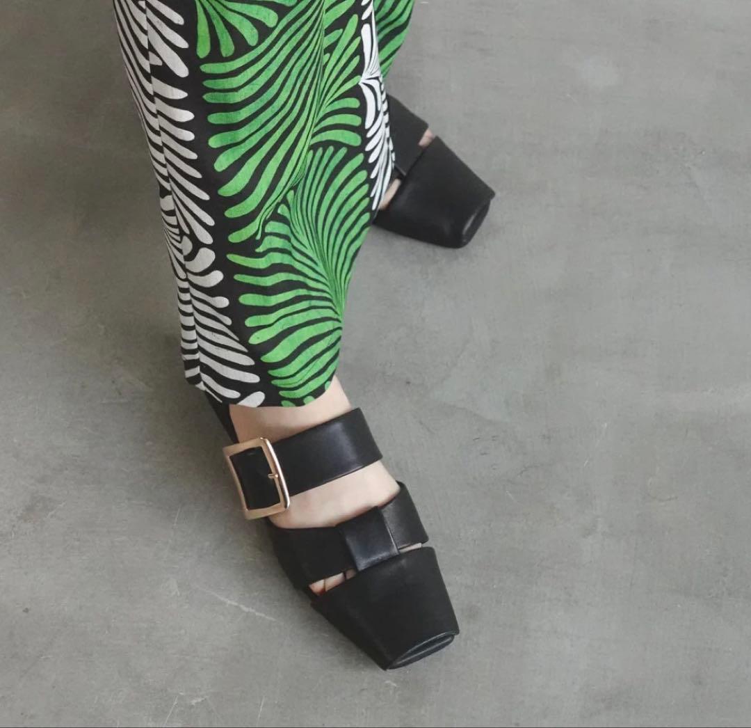 バックル付きブラックパンプス