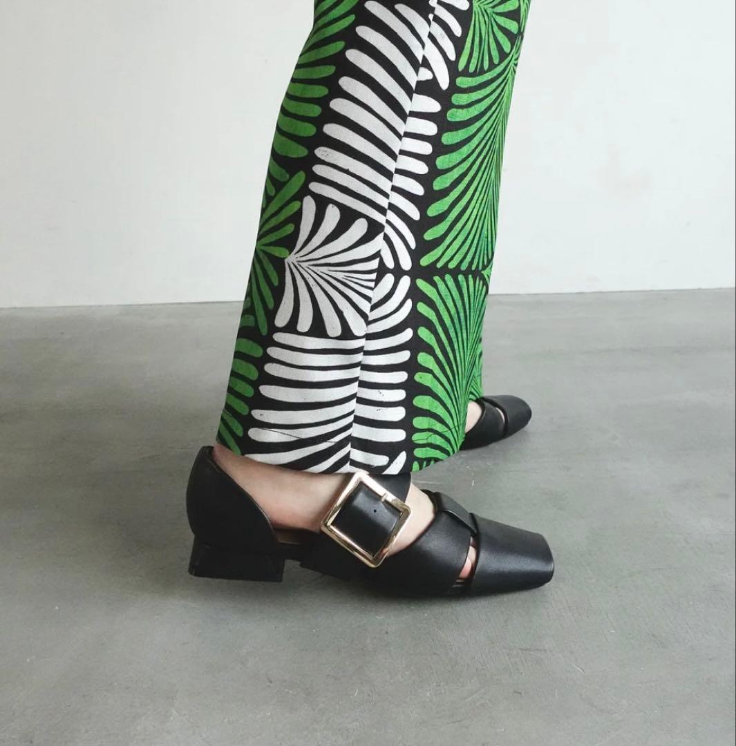 バックル付きブラックパンプス